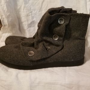 Gray wool slouchy booties with buttons